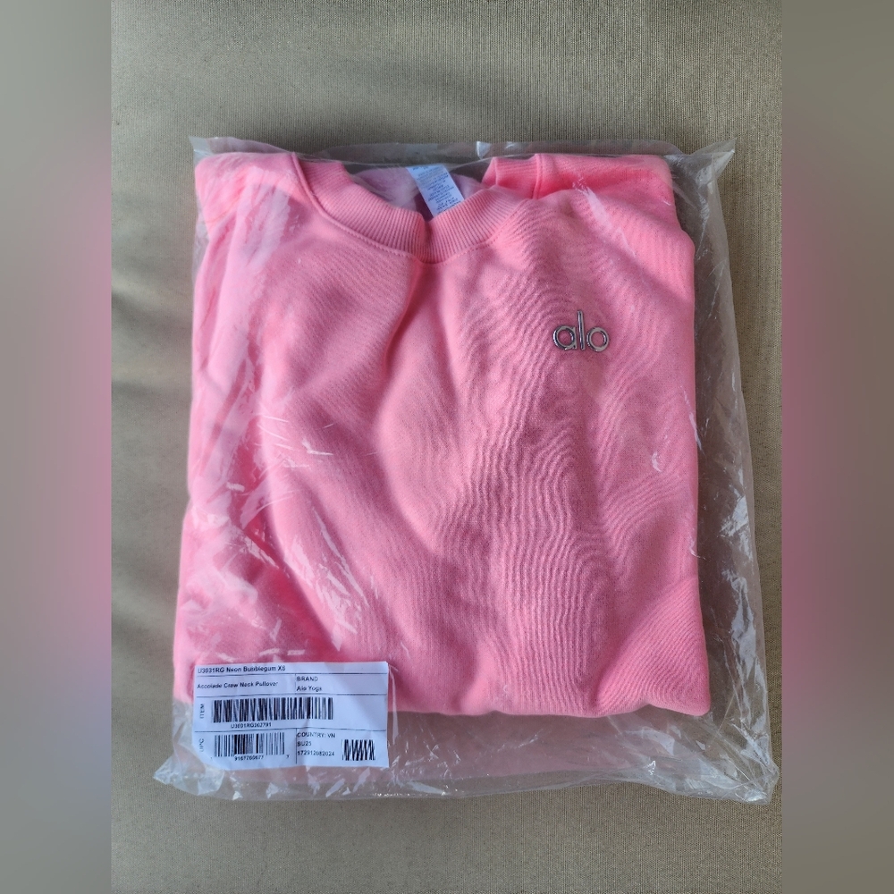 ALO Yoga NEON BUBBLEGUM Accolade Crew Neck Pullover #SOLDOUT #RARE - Picture 5 of 5